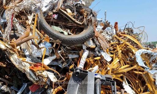 FOTO Circa 2.000 de tone deșeuri, transportate ilegal pe Dunăre, au fost oprite în Portul Calafat
