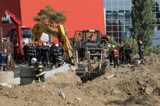 FOTO Accident la Biblioteca Națională, muncitori prinși sub un mal de pământ