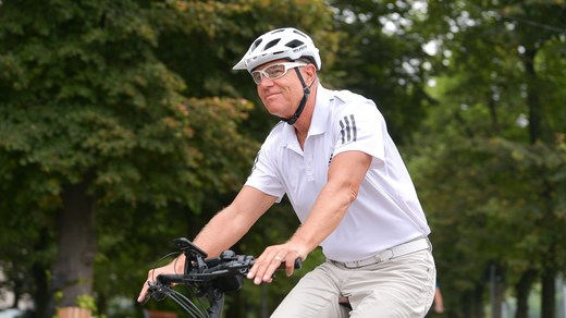 VIDEO&FOTO Președintele Klaus Iohannis, cu bicicleta la Palatul Cotroceni
