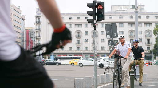 VIDEO&FOTO Președintele Klaus Iohannis, cu bicicleta la Palatul Cotroceni