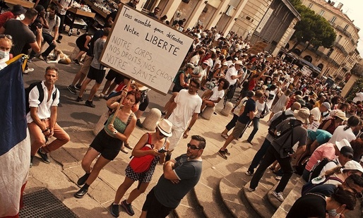 Contestatarii permisului sanitar în Franța ies pe stradă în 150 de orașe, pentru al patrulea weekend consecutiv