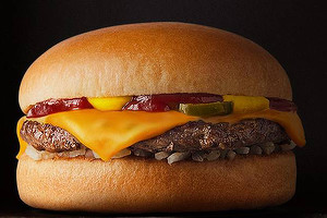 O rusoaică a dat în judecată McDonalds: a încălcat postul mare ispitită de o reclamă