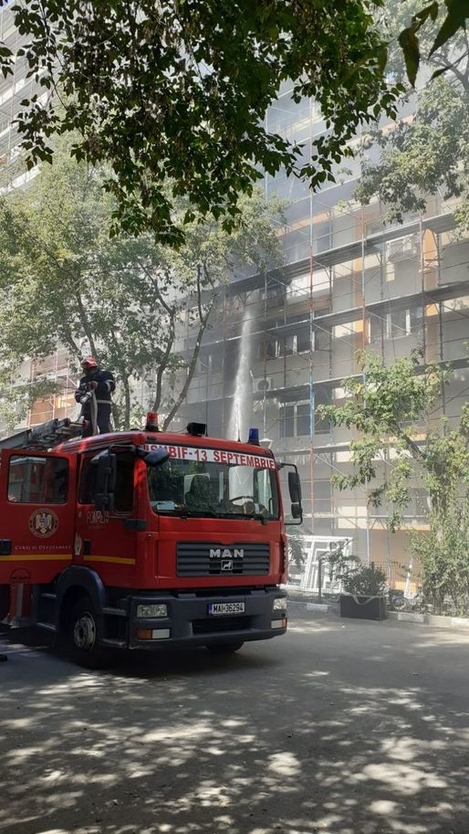 FOTO Un incendiu de proporții a izbucnit la un bloc din București