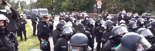 VIDEO Mii de oameni au protestat la Berlin față de restricțiile din pandemie. Poliția a interzis 9 proteste