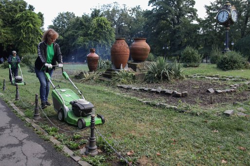 FOTO A început curățenia în Parcul Cișmigiu. Nicușor Dan: Există și varianta externalizării acestor servicii