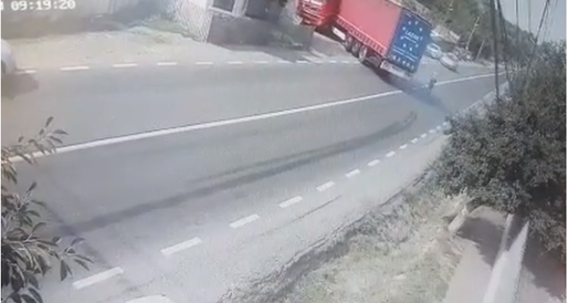 VIDEO Un șofer care a distrus un gard și un stâlp, salvând însă viața unei femei de 90 ani - premiat de polițiști. Povestea accidentului