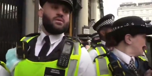 VIDEO Mai mulți polițiști răniți în altercații cu manifestanți antivacciniști la Londra