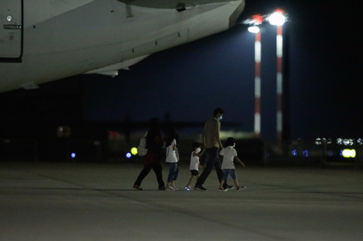 FOTO Refugiați afgani au venit în România