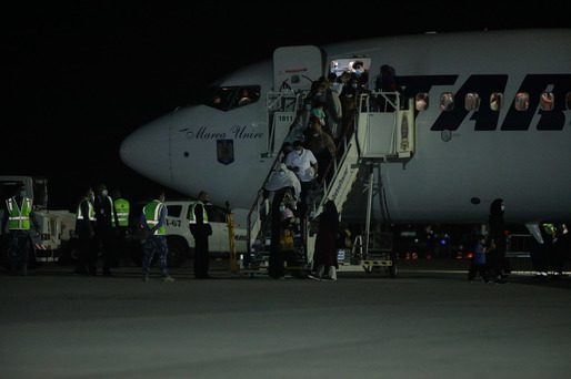 FOTO Refugiați afgani au venit în România