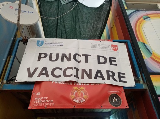 Sute de centre de vaccinare anti-COVID din România, închise temporar