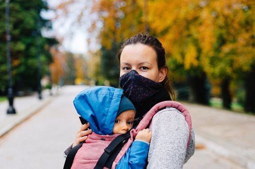 ULTIMA ORĂ Masca devine obligatorie și pe stradă în localitățile cu rată de infectare peste 6 la mie