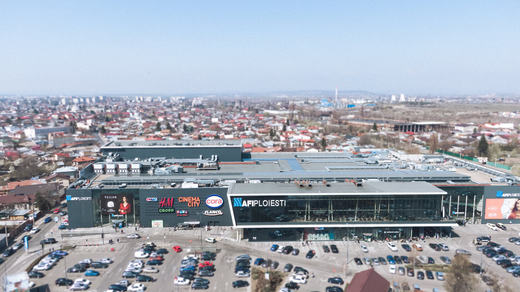 FOTO Coadă la intrarea în mai multe mall-uri. Paznicii solicită dovada vaccinării