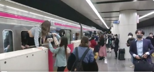 VIDEO Tokyo - Un bărbat îmbrăcat în Joker a atacat pasageri într-un tren