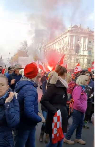 VIDEO Vienezii au ieșit pe stradă după lockdown-ul general și vaccinarea obligatorie anunțate de Guvern
