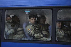 VIDEO&FOTO Parada Militară la Arcul de Triumf. Protest contra Iliescu-Iohannis