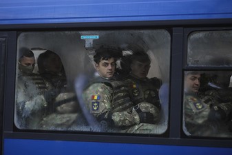 VIDEO&FOTO Parada Militară la Arcul de Triumf. Protest contra Iliescu-Iohannis