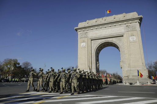 VIDEO&FOTO Parada Militară la Arcul de Triumf. Protest contra Iliescu-Iohannis