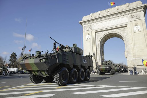 VIDEO&FOTO Parada Militară la Arcul de Triumf. Protest contra Iliescu-Iohannis