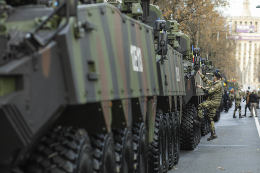 VIDEO&FOTO Parada Militară la Arcul de Triumf. Protest contra Iliescu-Iohannis