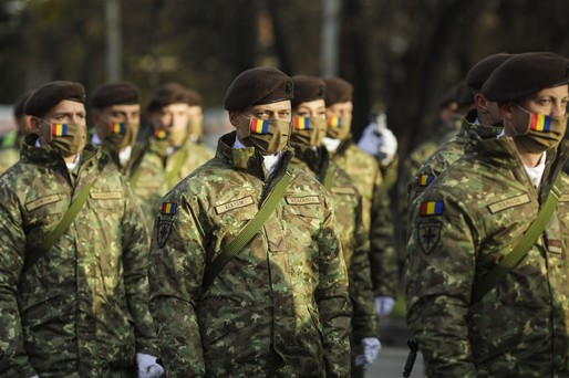 VIDEO&FOTO Parada Militară la Arcul de Triumf. Protest contra Iliescu-Iohannis