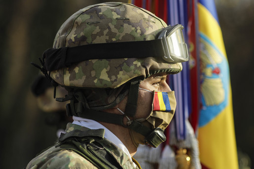 VIDEO&FOTO Parada Militară la Arcul de Triumf. Protest contra Iliescu-Iohannis