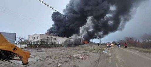 VIDEO&FOTO Incendiu de proporții în apropiere de București. Ard cu flacără mare materiale reciclabile din curtea unui depozit. Alimentarea cu apă se face de la doi kilometri