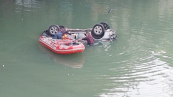 VIDEO Autoturism căzut în râul Dâmbovița, în zona Podului Ciurel din Capitală

