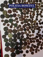 FOTO Peste 2.000 de monede antice și bunuri arheologice, confiscate de polițiști
