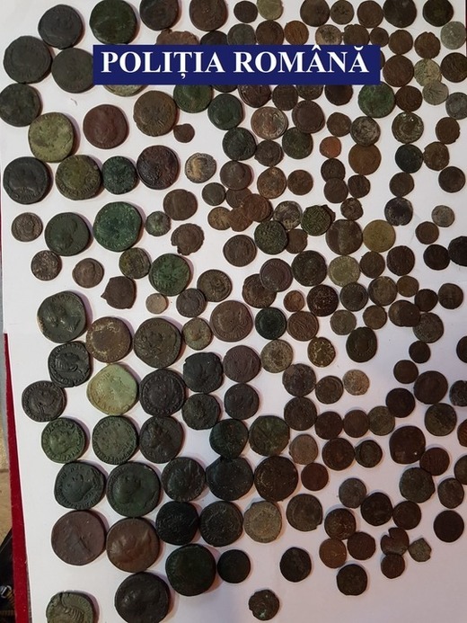 FOTO Peste 2.000 de monede antice și bunuri arheologice, confiscate de polițiști
