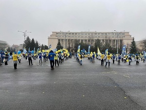VIDEO Angajații din spitale au ieșit pe stradă pentru salarii. ”Plugușorul suferinței lucrătorilor din sănătate”
