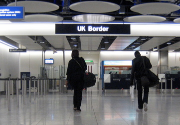Peste jumătate dintre cetățenii UE întorși de la granițele Marii Britanii post-Brexit sunt români. Avocat: Est-europenii par să fie discriminați