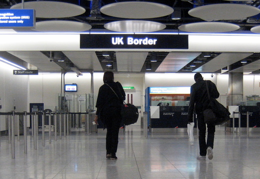 Peste jumătate dintre cetățenii UE întorși de la granițele Marii Britanii post-Brexit sunt români. Avocat: Est-europenii par să fie discriminați