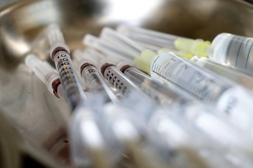 Termenul pentru doza booster a vaccinului anti-COVID, redus în România
