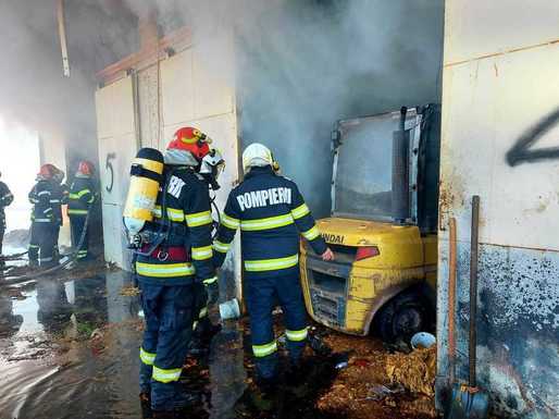 Incendiul din Vama Giurgiu, stins după aproape nouă ore. Pompierii au stabilit că focul a fost provocat intenționat. Ancheta, preluată de Poliție