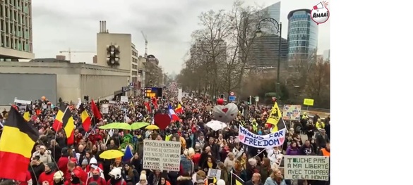 Bruxelles: Ciocniri între manifestanți și polițiști la un protest cu zeci de mii de persoane față de restricțiile sanitare. Poliția a folosit tunuri cu apă și gaze lacrimogene