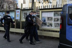 FOTO Solidaritate cu Ucraina - Protest la Ambasada Rusiei, la care participă între câteva sute și o mie de manifestanți. Un tânăr a aruncat cu ouă și a fost luat de jandarmi