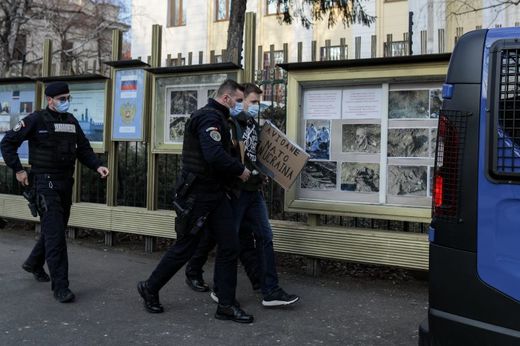 FOTO Solidaritate cu Ucraina - Protest la Ambasada Rusiei, la care participă între câteva sute și o mie de manifestanți. Un tânăr a aruncat cu ouă și a fost luat de jandarmi