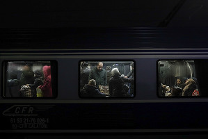 GALERIE FOTO Val de refugiați ajunși la București cu trenul. Au fost cazați la Romexpo