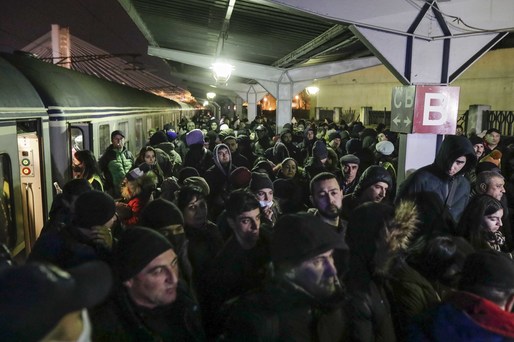 GALERIE FOTO Val de refugiați ajunși la București cu trenul. Au fost cazați la Romexpo
