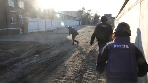 VIDEO Echipă a televiziunii Sky News, prinsă luni într-o ambuscadă în Ucraina. Reporterul a fost rănit, cameramanul salvat de vesta antiglonț