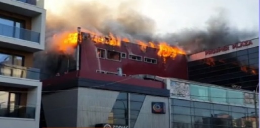 ULTIMA ORĂ FOTO Incendiu puternic la Prosper Plaza. UPDATE Arafat: Clădirea nu avea autorizație de incendiu. Ultimul control a fost în 2021. Există risc de prăbușire