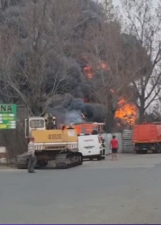 FOTO Incendiu de proporții la un centru REMAT din Glina