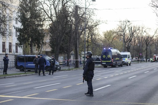 VIDEO&FOTO O mașină s-a izbit de gardul Ambasadei Rusiei din Capitală și a luat foc. Șoferul a murit
