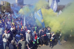 VIDEO&FOTO Protest în fața Guvernului. ”V-am votat și ne-ați uitat!”