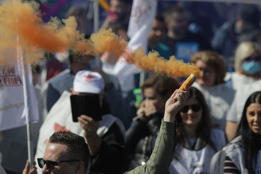 VIDEO&FOTO Protest în fața Guvernului. ”V-am votat și ne-ați uitat!”