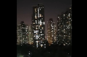 VIDEO Furia crește în rândul locuitorilor din Shanghai, închiși în case de mai multe săptămâni. Autoritățile: Strângeți din dinți!