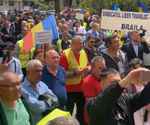 Zeci de angajați STB protestează la sediul societății