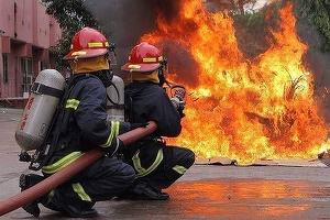FOTO Bangladesh: cel puțin 49 de persoane decedate într-un incendiu la un depozit de haine