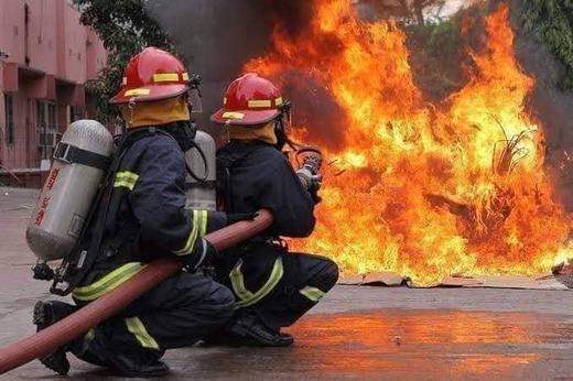FOTO Bangladesh: cel puțin 49 de persoane decedate într-un incendiu la un depozit de haine