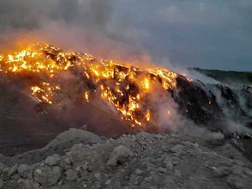 VIDEO Incendiu la groapa de gunoi a orașului Băicoi. A fost emis mesaj Ro-Alert, din cauza degajărilor mari de fum